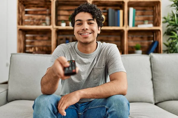 Jovem Hispânico Assistindo Sentado Sofá Casa — Fotografia de Stock