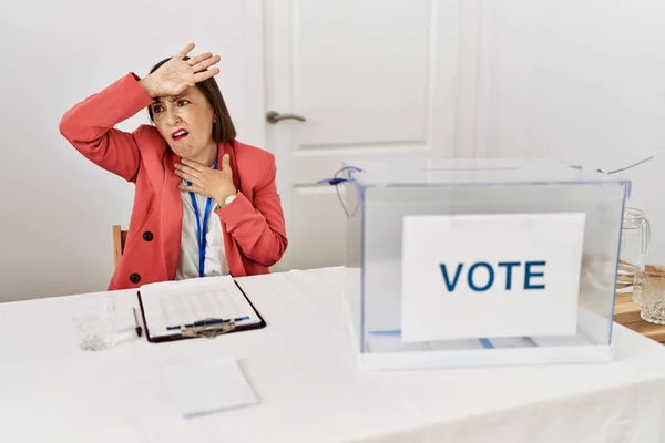Siyasi Seçimlerde Orta Yaşlı Güzel Bir Kadın Pusulasının Başında Oturmuş — Stok fotoğraf