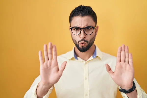 Ein Hispanischer Junger Mann Businesskleidung Und Brille Der Die Hände — Stockfoto