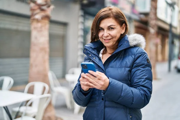 Medelålders Kvinna Ler Säkert Med Hjälp Smartphone Kafé Terrass — Stockfoto