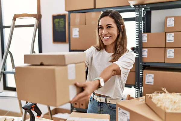 Young Hispanic Woman Smiling Confident Holding Delivery Package Store — Foto de Stock
