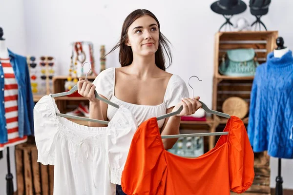 Ung Latinamerikansk Kund Kvinna Som Håller Skjortor Kläder Butik Ler — Stockfoto