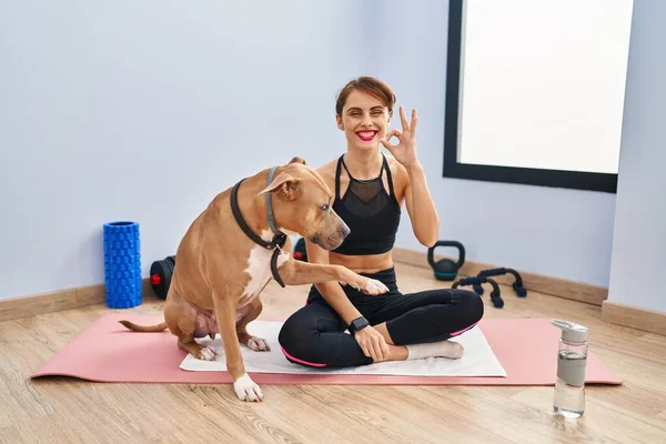 Young Beautiful Woman Sitting Yoga Mat Smiling Positive Doing Sign — Stock Photo, Image