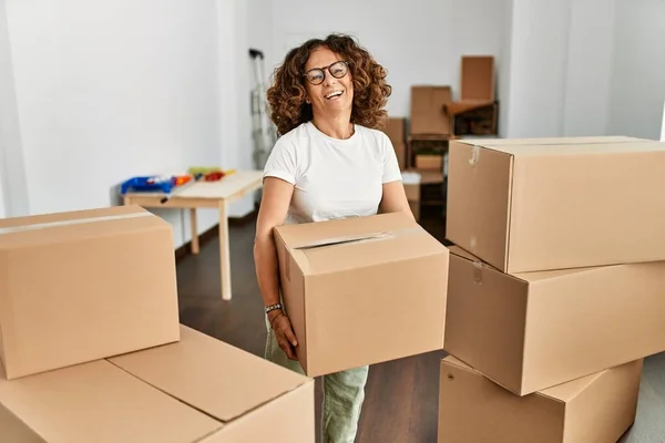 Mujer Hispana Mediana Edad Sonriendo Confiada Sosteniendo Caja Cartón Nuevo — Foto de Stock