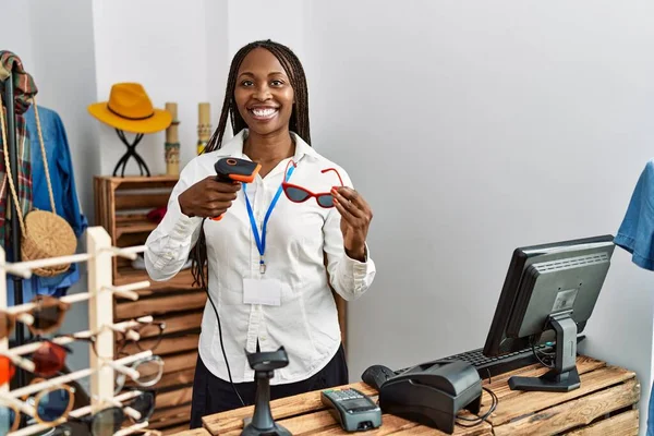 Νεαρή Αφρο Αμερικανίδα Καταστηματάρχης Χαμογελά Ευτυχισμένη Δουλεύοντας Στο Κατάστημα Ρούχων — Φωτογραφία Αρχείου