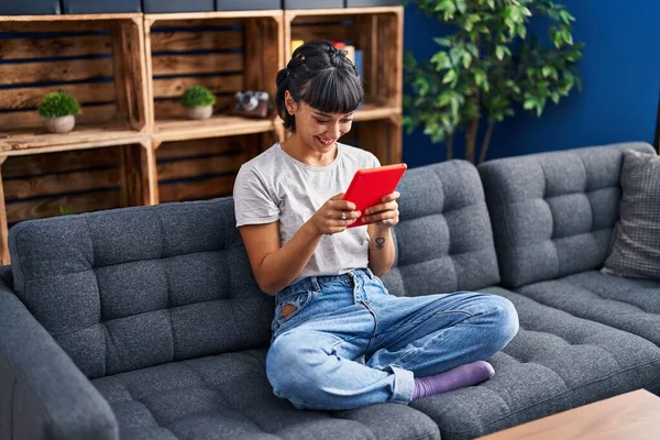 Jovem Mulher Usando Touchpad Sentado Sofá Casa — Fotografia de Stock