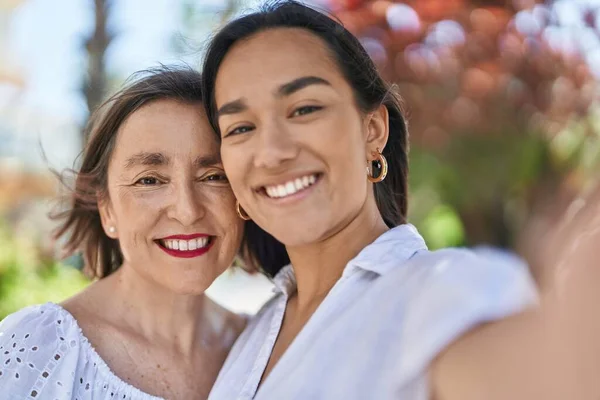 Två Kvinnor Mor Och Dotter Gör Selfie Med Kamera Parken — Stockfoto