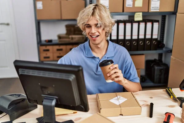 Joven Hombre Rubio Comercio Electrónico Trabajador Negocios Beber Café Utilizando — Foto de Stock