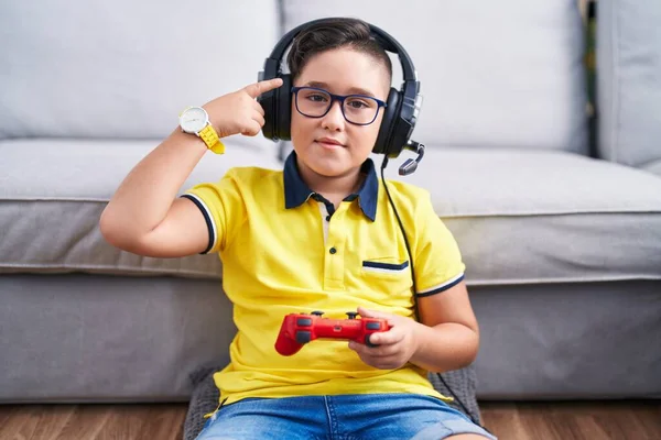 Joven Niño Hispano Jugando Videojuego Sosteniendo Controlador Usando Auriculares Sonriendo —  Fotos de Stock