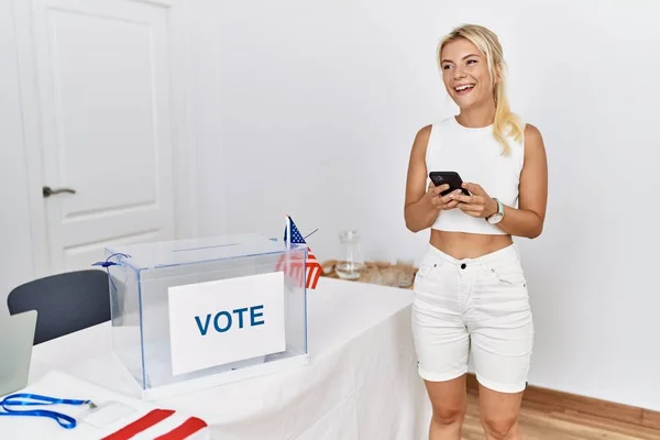 Jovem Eleitor Americano Sorrindo Feliz Usando Smartphone Faculdade Eleitoral — Fotografia de Stock