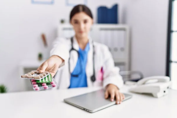 Jovem Mulher Médica Hispânica Vestindo Uniforme Médico Segurando Pílulas Prescrição — Fotografia de Stock
