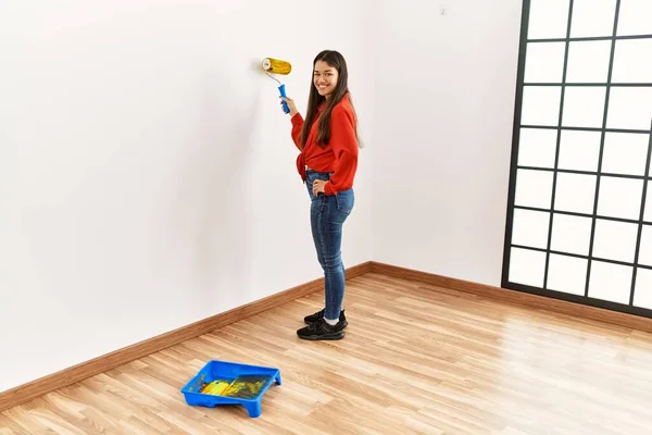 Young Latin Woman Smiling Confident Painting Wall Using Roller Empty — Stock Photo, Image