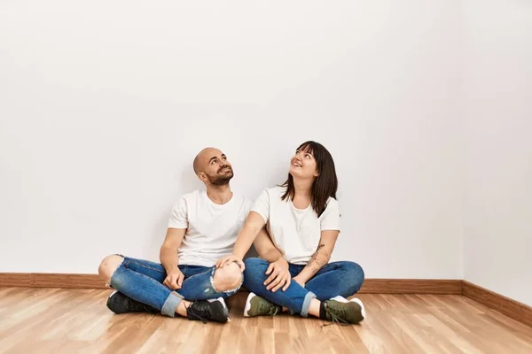 Young Hispanic Couple Smiling Happy Sitting Floor Empty New Home — 스톡 사진