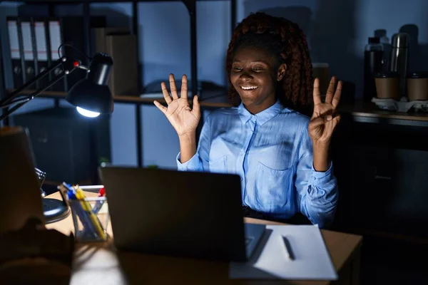 African Woman Working Office Night Showing Pointing Fingers Number Eight — Stock Photo, Image