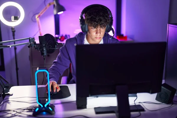Young Hispanic Teenager Streamer Playing Video Game Using Computer Gaming — Stock Photo, Image