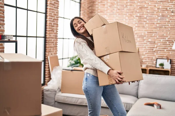Young Woman Smiling Confident Holding Packages New Home — Stock Photo, Image