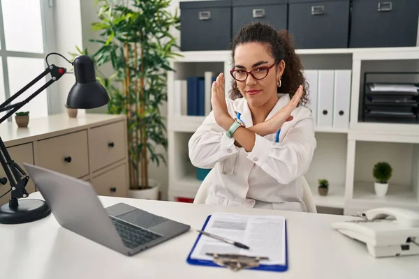 Jeune Femme Hispanique Portant Uniforme Médecin Expression Rejet Stéthoscopique Croisant — Photo