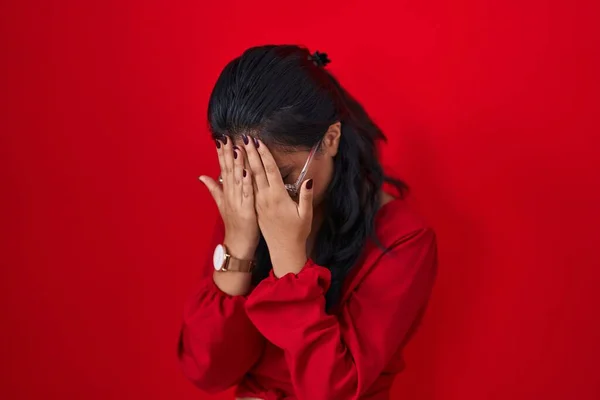Asiatique Jeune Femme Debout Sur Fond Rouge Avec Expression Triste — Photo
