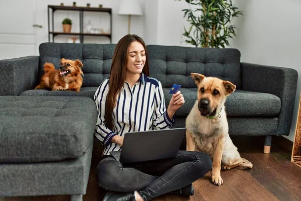 Genç Spanyol Kadın Dizüstü Bilgisayar Kredi Kartı Kullanıyor Evde Köpeklerle — Stok fotoğraf