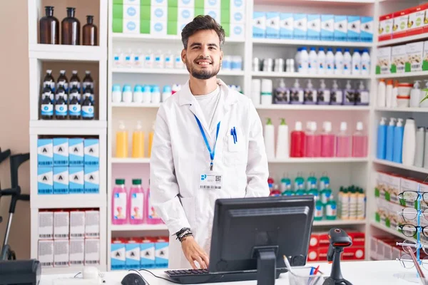 Young Hispanic Man Pharmacist Smiling Confident Using Computer Pharmacy — Stock Photo, Image