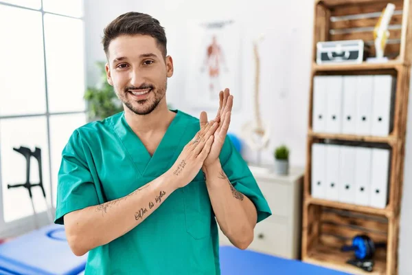 Jovem Fisioterapeuta Homem Trabalhando Clínica Recuperação Dor Aplaudindo Aplaudindo Felizes — Fotografia de Stock