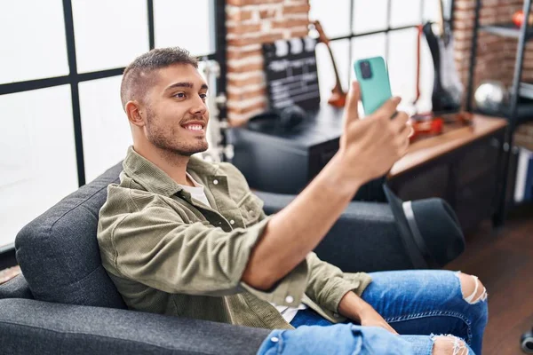 Genç Spanyol Müzisyen Müzik Stüdyosundaki Akıllı Telefondan Selfie Çekiyor — Stok fotoğraf