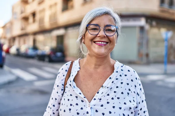 Mujer Mediana Edad Sonriendo Confiada Pie Calle —  Fotos de Stock