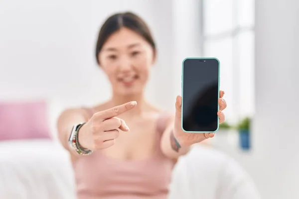 Chinês Jovem Segurando Smartphone Mostrando Tela Branco Sorrindo Feliz Apontando — Fotografia de Stock