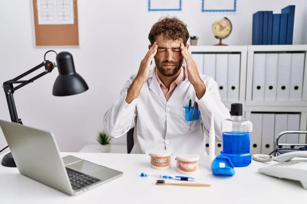 Ung Latinamerikansk Tandläkare Man Arbetar Läkarmottagningen Med Hand Huvudet För — Stockfoto