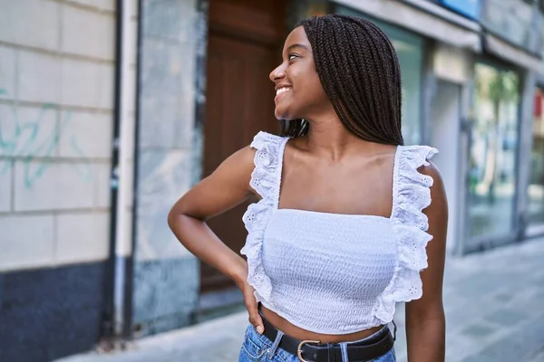 Jong Afrikaans Amerikaans Meisje Glimlachen Gelukkig Staan Stad — Stockfoto