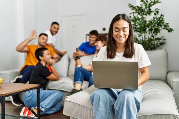 Partide bir grup genç arkadaş 