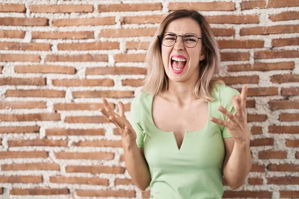 Jonge Mooie Vrouw Staat Bakstenen Muur Gek Gek Schreeuwen Schreeuwen — Stockfoto