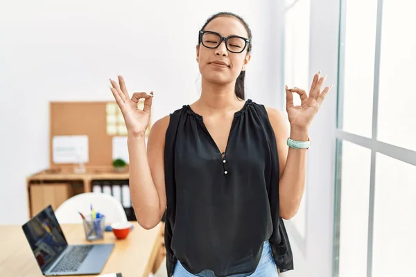Ofiste Çalışan Latin Kökenli Genç Bir Kadını Rahatlayıp Gülümsüyor Parmaklarıyla — Stok fotoğraf