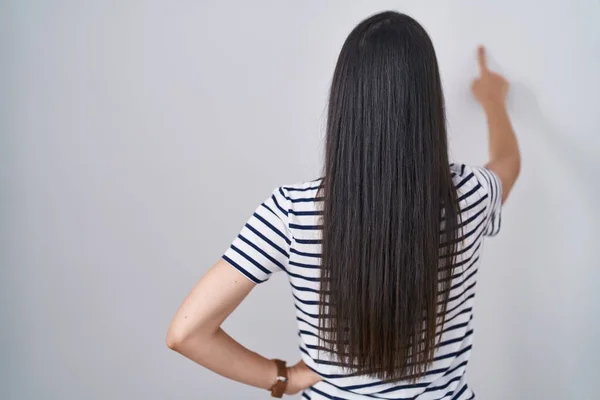 Jovem Morena Vestindo Camiseta Listrada Posando Para Trás Apontando Para — Fotografia de Stock