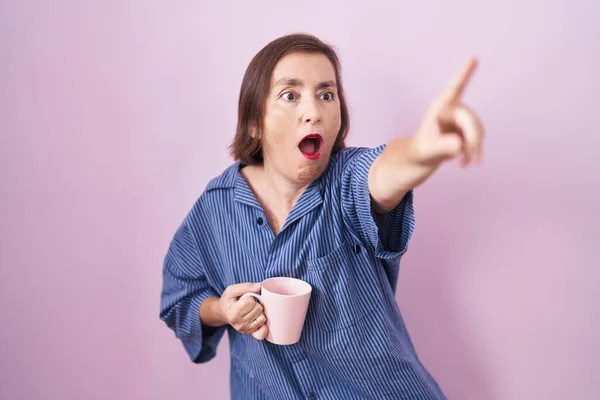 Mujer Hispana Mediana Edad Bebiendo Una Taza Café Señalando Con — Foto de Stock