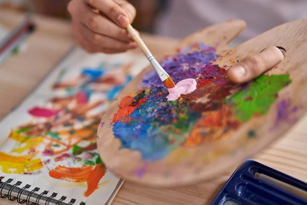 年轻的阿拉伯男子在艺术工作室的调色板上混合着色彩 — 图库照片