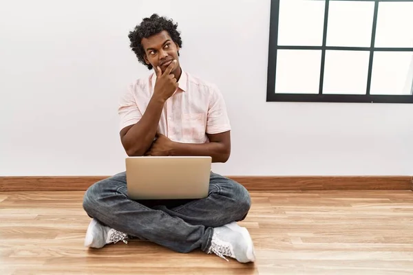 African Man Curly Hair Using Laptop Sitting Floor Looking Confident — Stockfoto