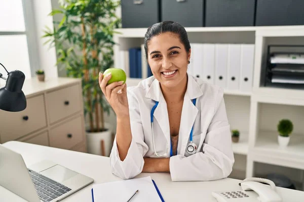 Young Hispanic Woman Wearing Dietitian Uniform Holding Apple Clinic — Stockfoto