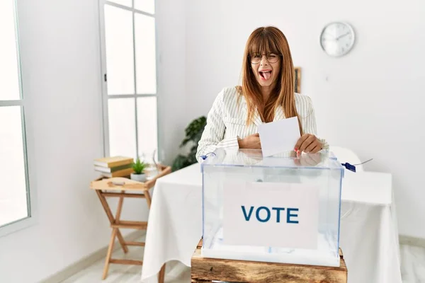 Mulher Negócios Hispânica Votando Colocando Envelop Urna Furando Língua Para — Fotografia de Stock