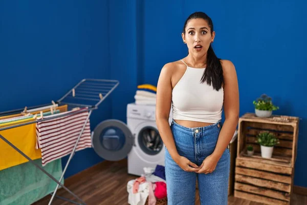 Ung Hispanic Kvinne Vaskerommet Redd Forbløffet Med Åpen Munn Overraskelse – stockfoto