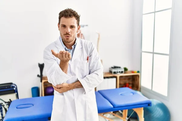 Schöner Junger Mann Der Einer Schmerzklinik Arbeitet Und Die Kamera — Stockfoto