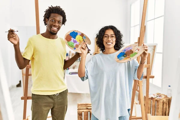 Artiste Afro Américain Couple Souriant Heureux Tenant Pinceau Palette Studio — Photo