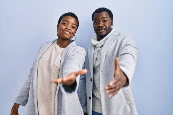 Unga Afrikanska Amerikanska Par Står Över Blå Bakgrund Tillsammans Ler — Stockfoto