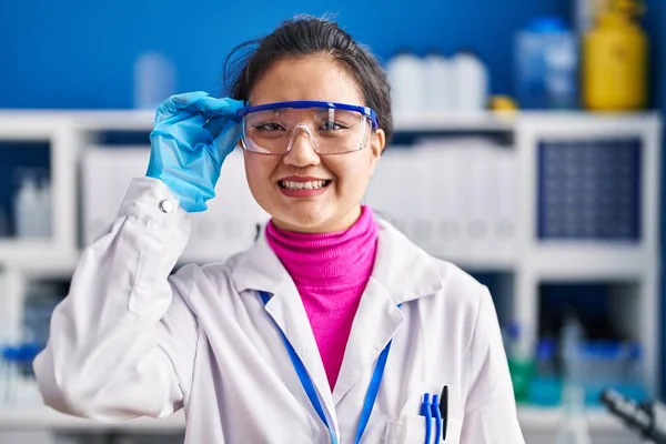 Young Chinese Woman Scientist Smiling Confident Standing Laboratory — ストック写真