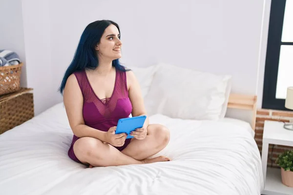 Young Caucasian Woman Using Touchpad Sitting Bed Bedroom — Stockfoto