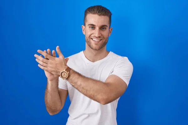 Joven Hombre Caucásico Pie Sobre Fondo Azul Aplaudiendo Aplaudiendo Felices — Foto de Stock