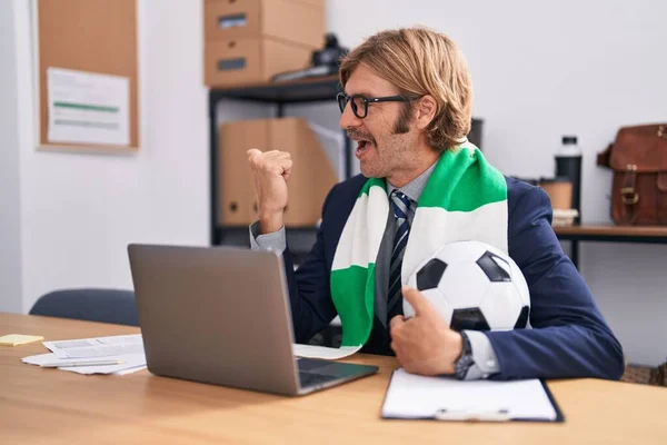 Hombre Caucásico Con Bigote Trabajando Oficina Apoyando Equipo Fútbol Apuntando —  Fotos de Stock