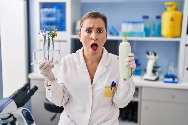 Middle Age Hispanic Woman Working Cosmetics Laboratory Shock Face Looking — Stock Photo, Image