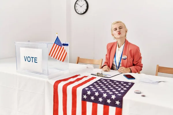 Mulher Caucasiana Bonita Trabalhando Campanha Política Olhando Para Câmera Soprando — Fotografia de Stock