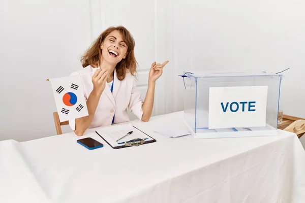 Mulher Caucasiana Bonita Eleição Campanha Política Segurando Bandeira Sul Coreana — Fotografia de Stock